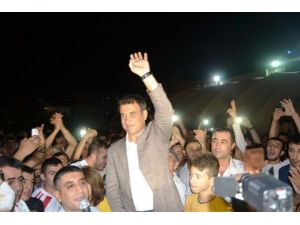 Halaylarla Karşılandı