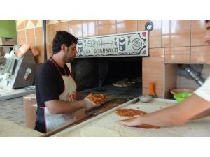 200 Derece Sıcaklığa Aldırmadan Orucunu Tutuyor