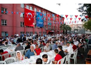 Küçükçekmece’de Kurulan İftar Sofraları Komşulukları Perçinliyor
