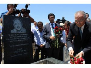 Neşet Ertaş’ın Mezarını Ziyaret Etti