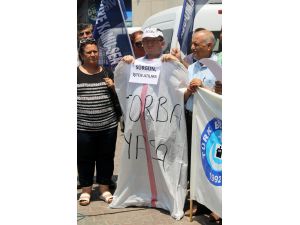Memurlar Çuval Giyerek Torba Yasayı Protesto Etti