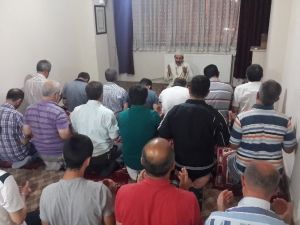 Çeyrek Asırdır Aynı İmamla Teravih