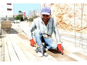 Oruç Tutan İşçilerin Sıcakla İmtihanı