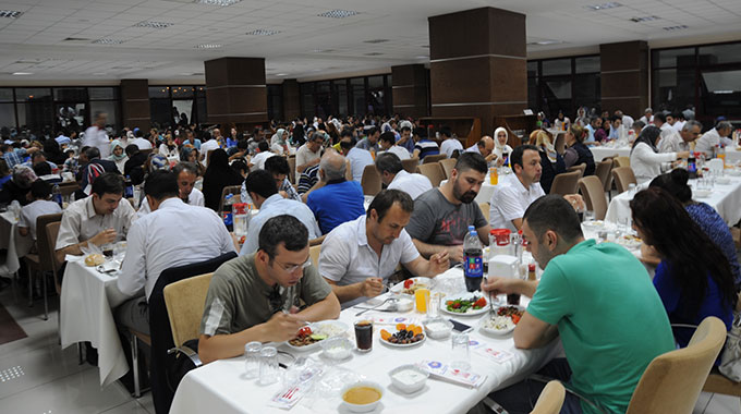 KSÜ’nün Üç Salonunda Bin Kişiye İftar Verildi