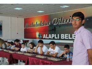 Aynı Anda 15 Kişiyi Mat Etti