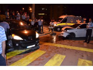 Bursada Sinyalizasyon Olmayan Kavşakta Faciaya Kılpayı: 5 Yaralı