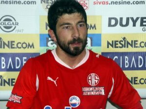 Sarı Kırmızılı Takıma İmzayı Attı