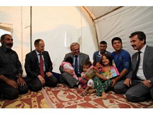 5 Yıldızlı Davetleri Reddeden Vali Mevsimlik İşçilerle İftar Yaptı
