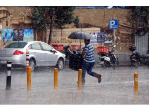 Taksim’de Vatandaşlar Yağmura Hazırlıksız Yakalandı