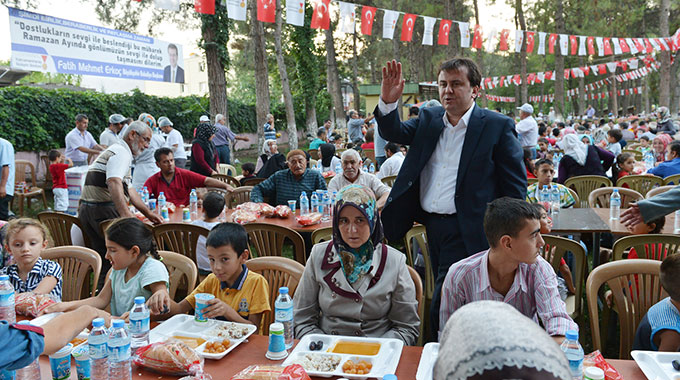 Mobil Mutfak Tırı Türkoğlu’nda Yemek Dağıttı