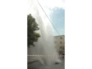 Su Borusu Patladı, Evler Su Altında Kaldı