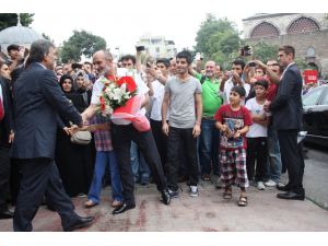Cumhurbaşkanı Gül, Cami Çıkışında Çiçekle Karşılandı