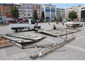 Miting Meydanındaki Reklam Tabelaları İndirildi