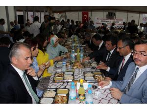 Adalet Bakanı Bozdağ Ve Ekonomi Bakanı Zeybekci İftarı Vatandaşlarla Yaptı