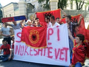 Arnavut Gençler, Makedonya’da Yaşanan Olayları Protesto Etti