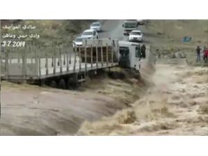 Sel Suları Tır’ı Böyle Yuttu