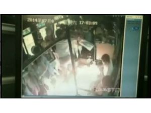 İçinde Yolcuların Bulunduğu Otobüsü Kundakladı