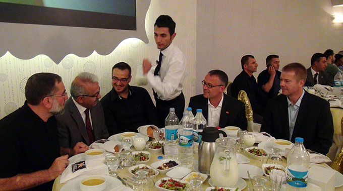 Alman Komutan Ve Askerleri de İftar Yaptı