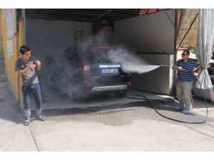 Hava Sıcakları Artınca Oto Yıkamalar Adam Yıkamaya Döndü