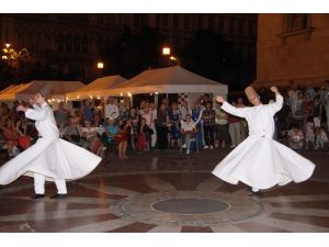Budapeşte’nin En Büyük Katedralinin Önünde Kurulan Ramazan Çadırına Macarlardan Büyük İlgi
