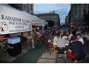 Katedralin Önünde Kurulan Ramazan Çadırına İlgi