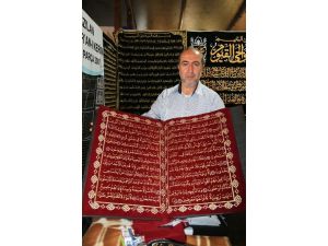 Bu Kur&rsquo;an-ı Kerim İplerle Bez Üzerine İşlenmiş