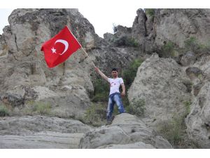 (Özel Haber) Bayrak İndirme Olayına Kızdı Klibinde Bayrak Dikti