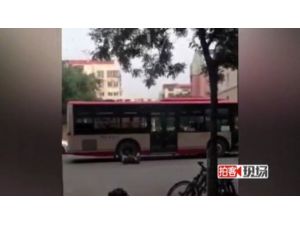 Kendini Otobüsün Altına Böyle Attı