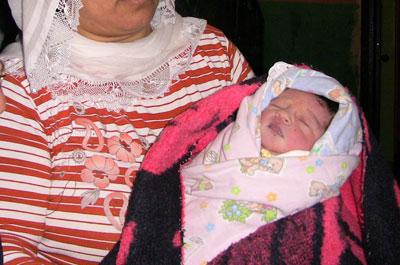 3 saatlik bebeği sokağa attılar 