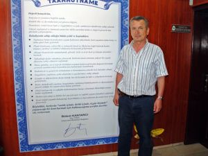 Seçim Taahhütlerini Makam Odasına Astı