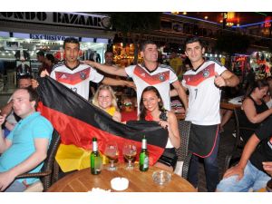 Alman Turistlerin Final Sevinci