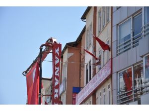 Chpliler, Başbakanın Posterini İndirdi