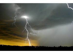 Polis Merkezine Yıldırım Düştü: 7 Yaralı