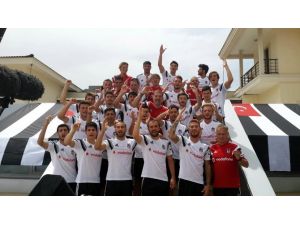 Siyah Beyazlı Futbolculardan Marşlı Çağrı