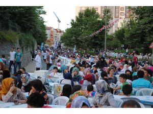 Başakşehirde 7 Bin Kişi Aynı Sofrada İftar Yaptı