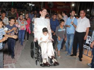 Dünyanın En Uzun Kızı Sertifikasını Aldı