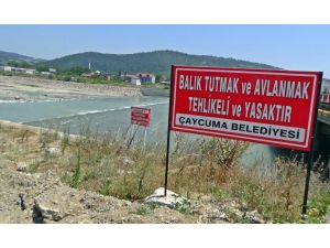 (Özel Haber) Filyos Irmağında Uyarı Tabelası Olmasına Rağmen Balık Avlıyorlar