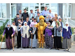 Huzurevi Sakinleri Canlı Heykel Ve Pantomim İle Eğlendi