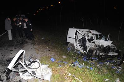 İzmirde trafik kazası:1 ölü,2 yaralı 