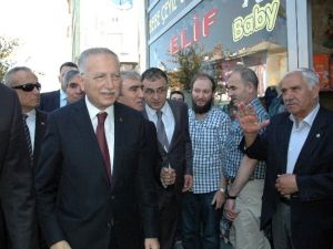 Cami Önünde Siyaset Olmaz