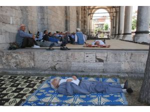 Tokat’ta Sıcaktan Bunalanlar Cami Avlusunda Serinledi