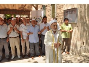 Filistinde Hayatını Kaybedenler İçin Gıyabi Cenaze Namazı Kılındı