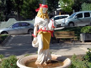 Heykelin Başına Eşarp Bağladı