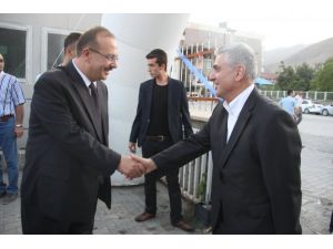 Hakkari Valiliğinden Bin Kişiye Görkemli İftar Yemeği