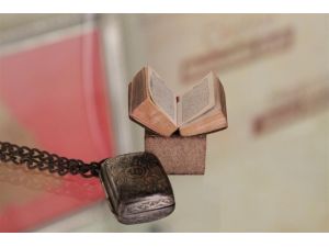 (Özel Haber) Mikro Kuran-ı Kerim Görenleri Şaşırtıyor, Büyüteçle Okunuyor