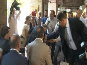 Düşme Tehlikesi Atlatan İhsanoğlu’nu Korumaları Kurtardı