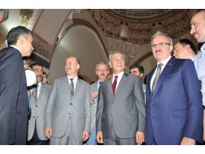 Arınç: Aynı Kişiler Tarafından Desteklenen Cumhurbaşkanı Adayı Türbe Ziyaretlerinde Bulunuyor