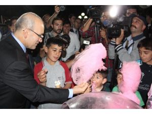Bakan, Çocuklara Pamuk Şeker Dağıttı