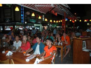 Hollandalı Turistlerin Buruk Sevinci