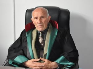 54 Yıl Aradan Sonra Hukuk Fakültesini Tamamlayıp Avukatlığa Soyundu